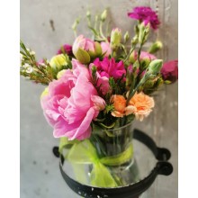 Летен и въздушен букет във ваза